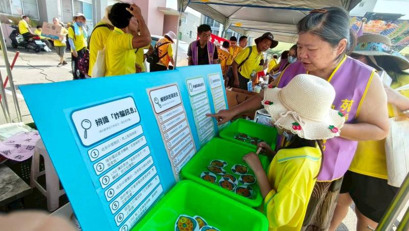 運用「釣出答案」的遊戲方式推廣防詐騙觀念,讓參與者在答題與互動中體驗到學習的樂趣