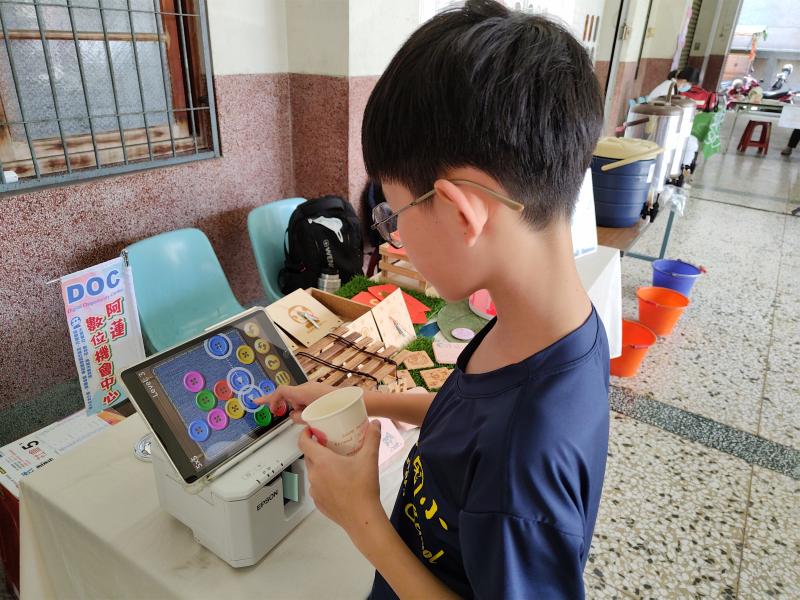 在地民眾對於推位成果也深感興趣。