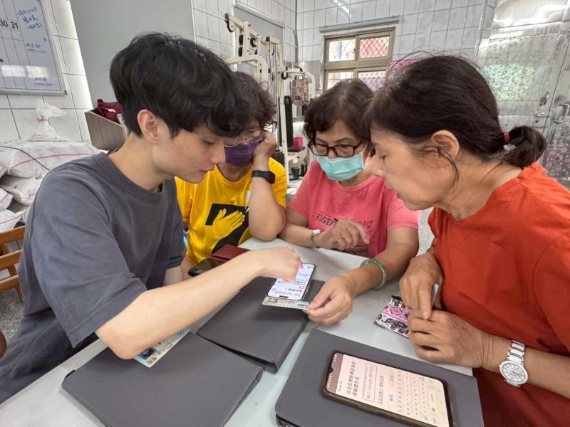 虛擬健保卡是健保署整合「健保快易通App」推出的創新服務，讓民眾透過手機即可出示健保身分，不必攜帶實體卡片，也能完成醫療流程。