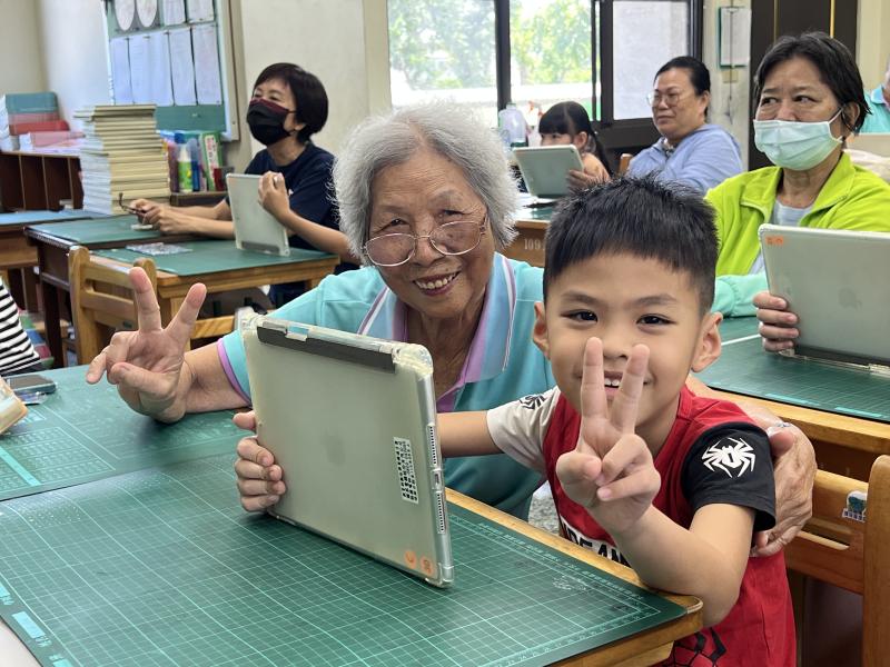 奶奶與小男童開心合影，留下這段溫馨又難忘的學習時光