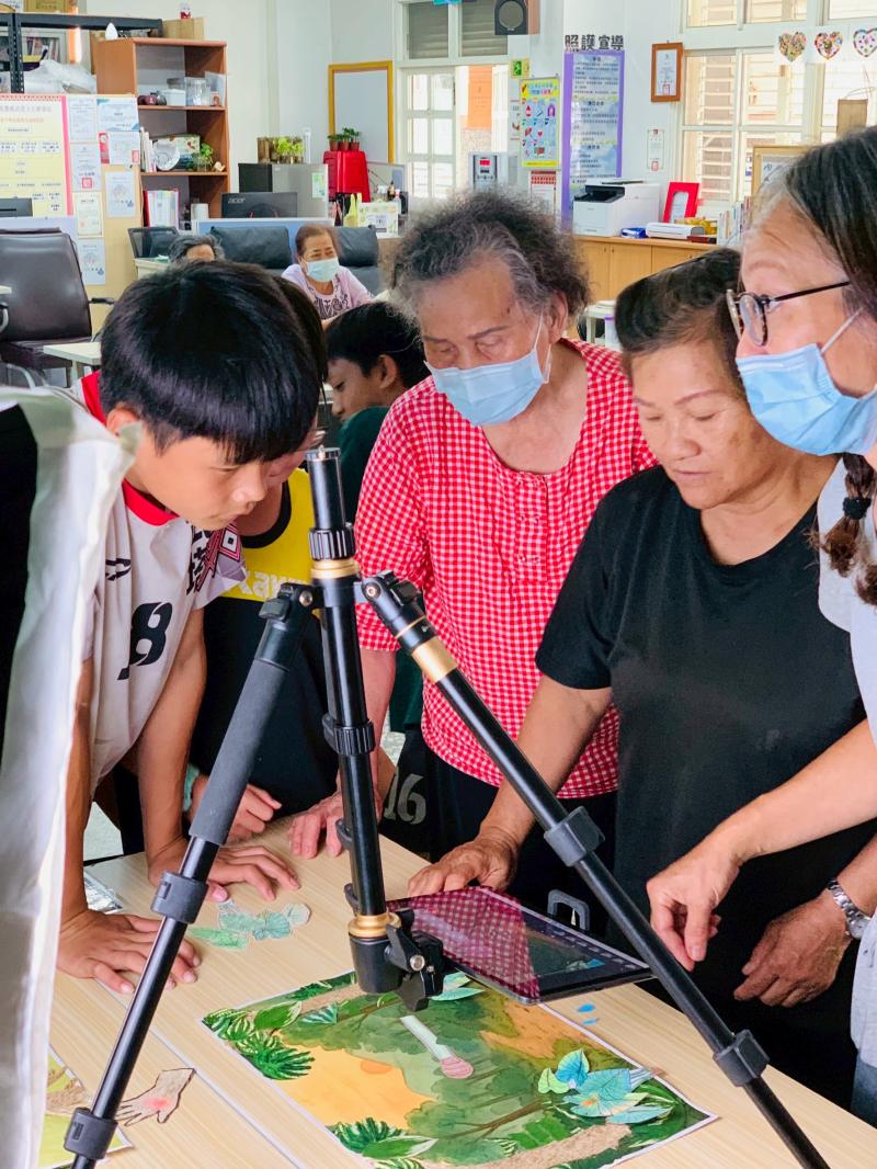 講師帶著大家一起完成作品