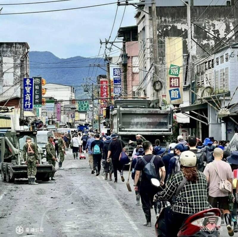 許多民眾透過地圖前往須要協助的災區進行志工活動