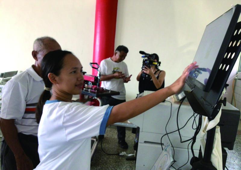 長者體驗數位科技設備操作