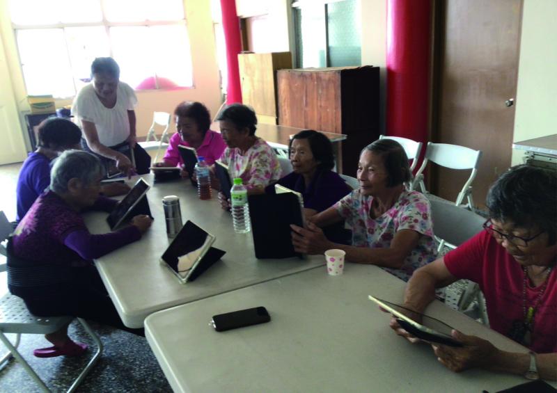 長者親身體驗使用平板電腦操作