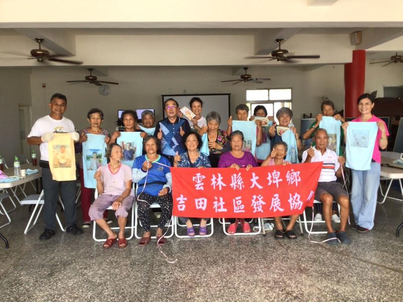 14年橋頭DOC前往大埤社區教導長輩運用數位科技設備體驗