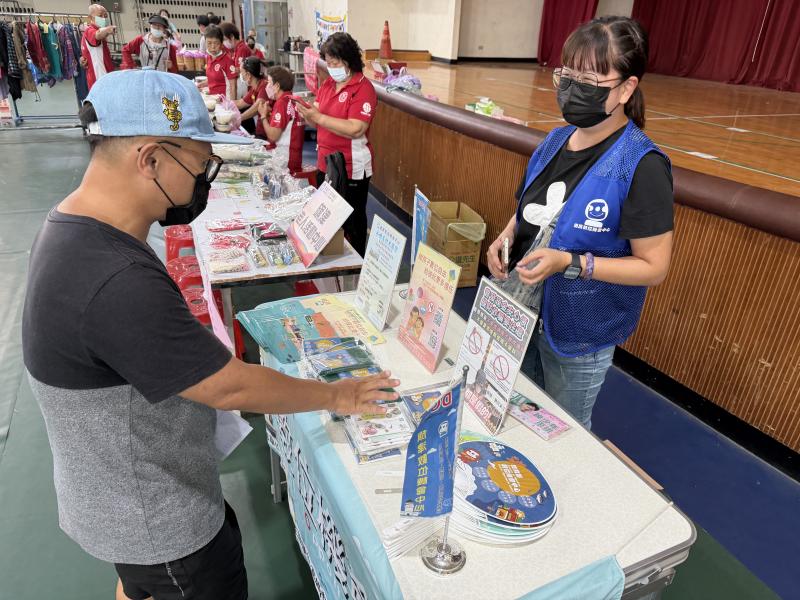 民眾來攤位前觀看文宣資料