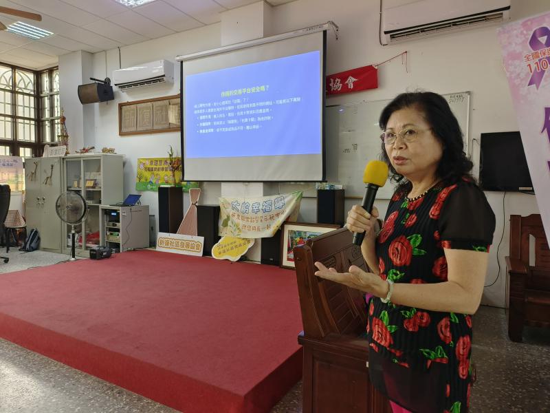 智國老師邀請志工一起以生活化的案例說明民眾常遇到的詐騙手法，提醒大家如何辨識假訊息與可疑連結