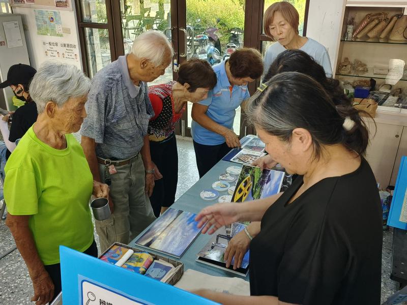 機會中心在場地內也展示許多課程作品，推廣數位學習。