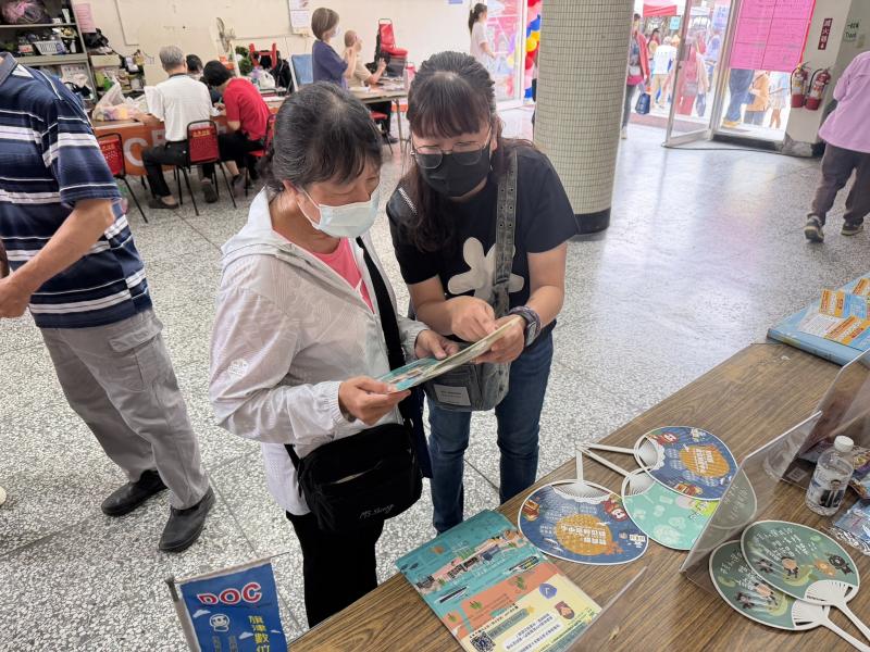 像民眾介紹家長防護工具