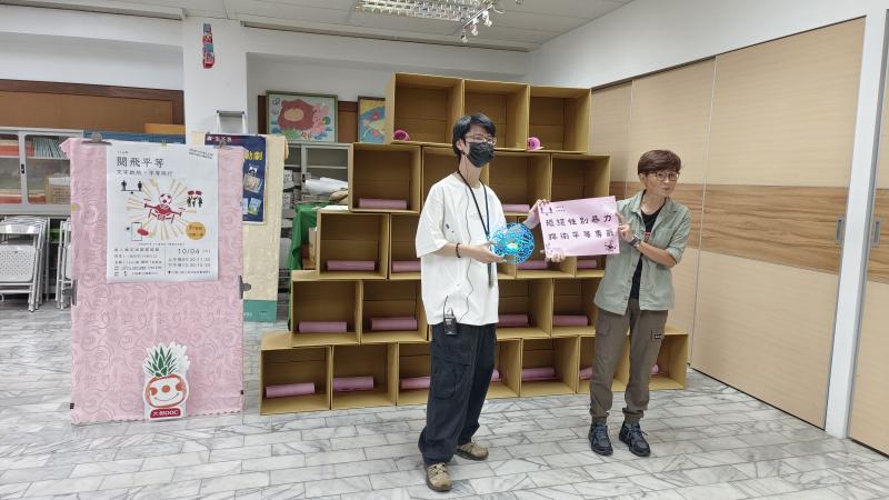 操作無人機足球，成功進入格子後取出紅色紙條並朗讀標語，即可獲得大樹DOC提供的濕紙巾宣導品，寓教於樂、趣味十足！