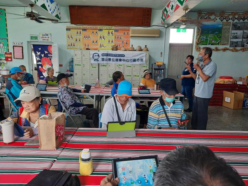 讓者長們觀看詐騙的手法和被騙的例子,再討論要注意哪些事情,比如......