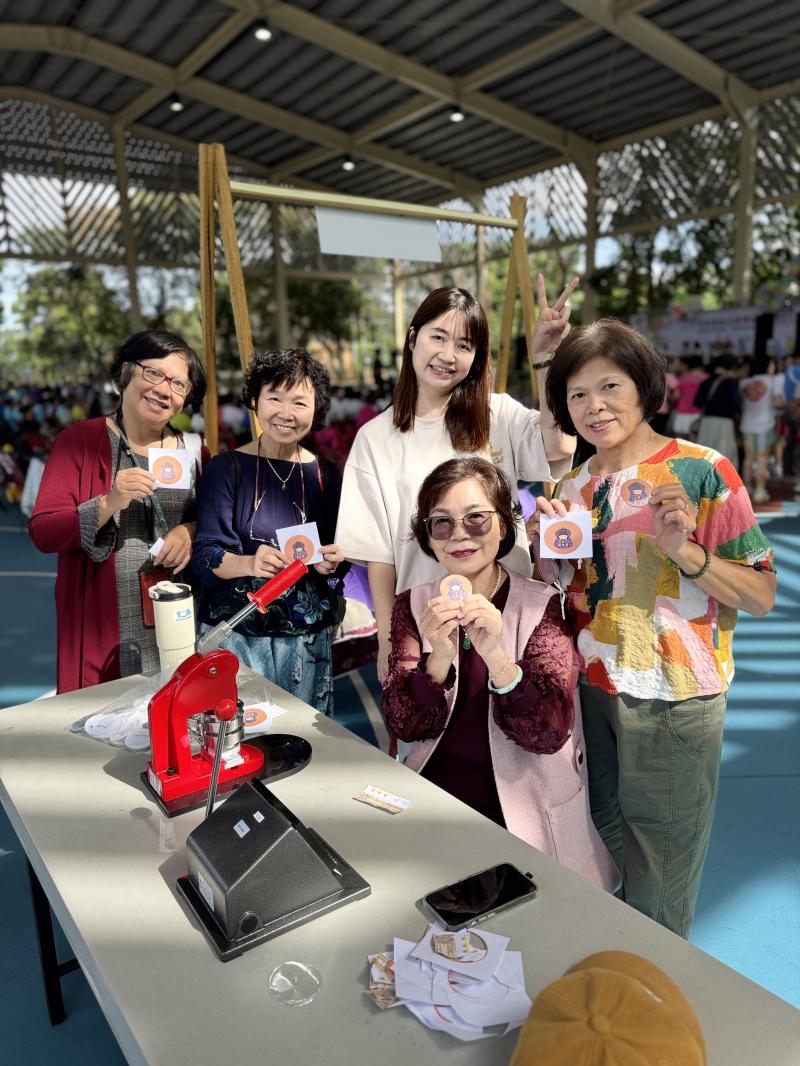 民眾親手製作胸章