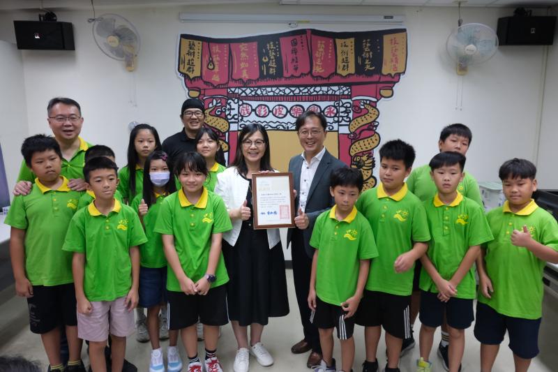 【彌陀DOC】高市圖李金鴦館長與南安國小郭啟鴻校長、皮影戲團師生合影