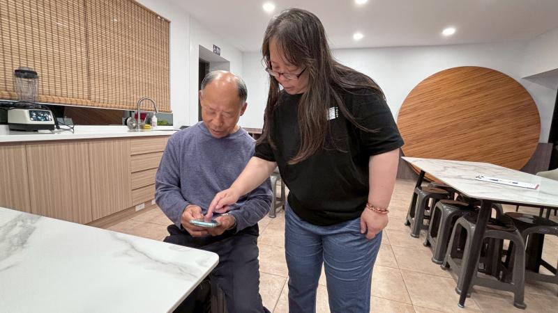 民眾諮詢環保集點操作。