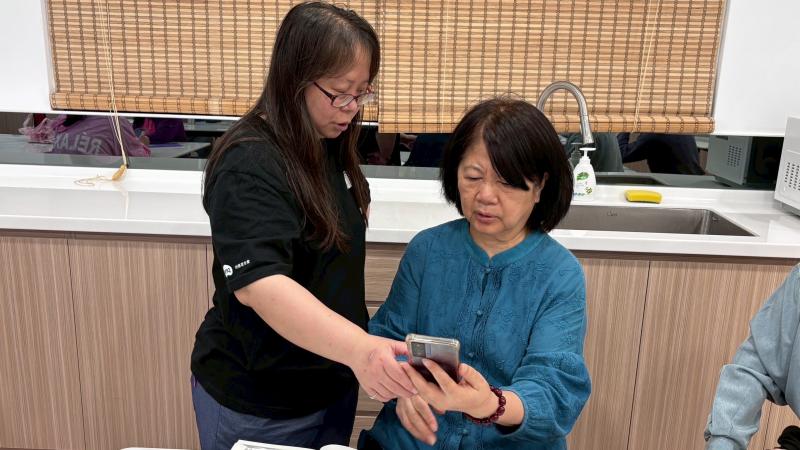 民眾諮詢行動支付操作。