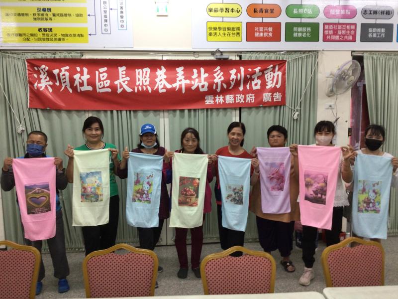 社區長者展示自己創意毛巾雲端數位列印載具設備列印作品