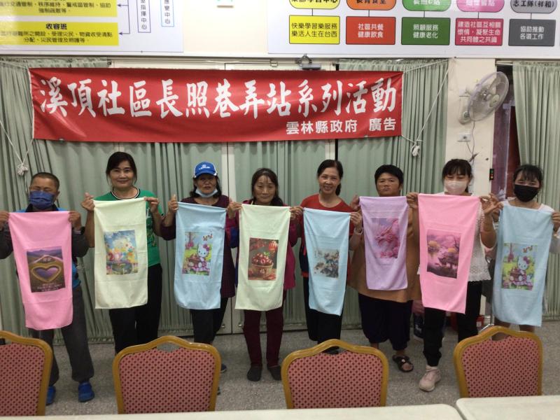 社區長者展示自己創意毛巾雲端數位列印載具設備列印作品(一)