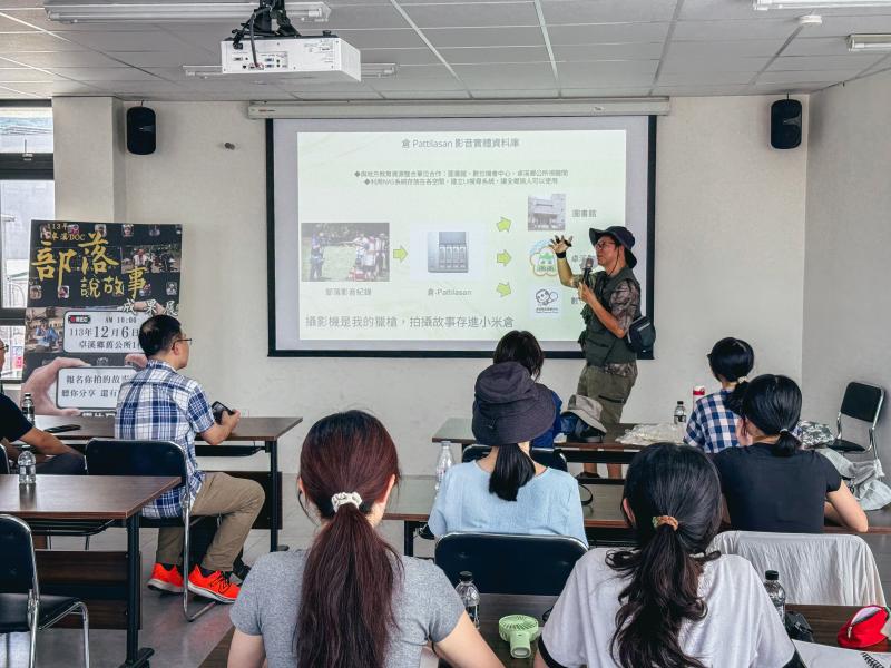 曾子昂導演介紹卓溪數位機會中心正在進行的文化影像保存工作