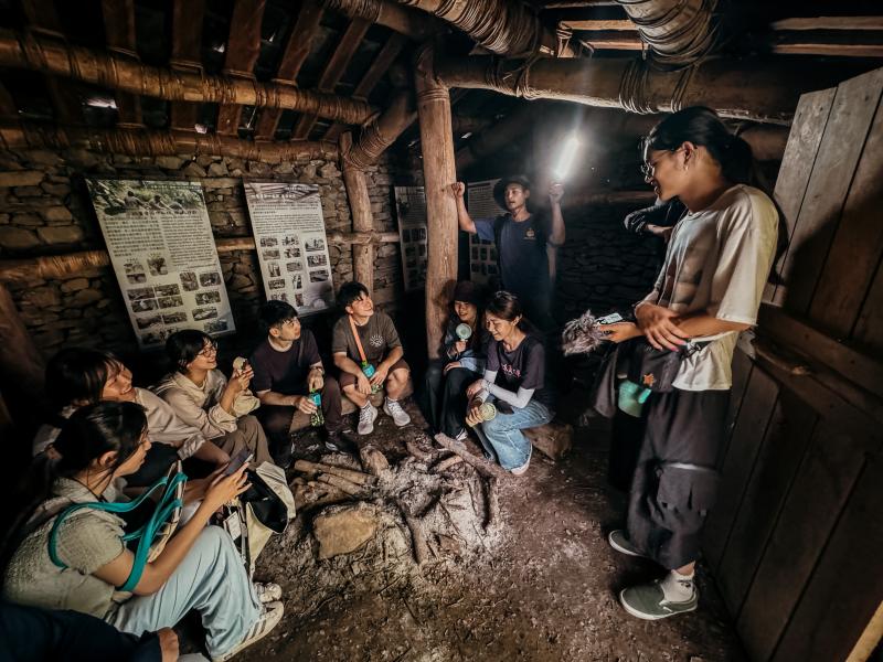 步行至瓦拉米步道佳心段，參訪山上復刻重修的石板屋