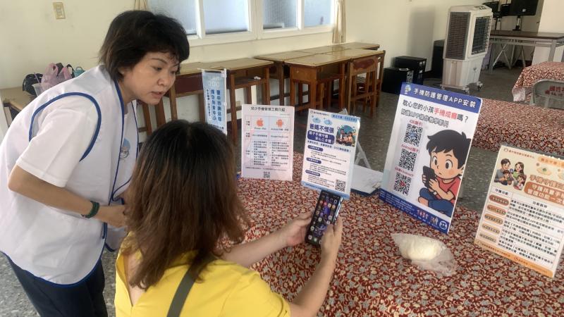 國姓DOC執行秘書阮氏水小姐為國姓國中教務主任示範如何在手機安裝家長守護APP
