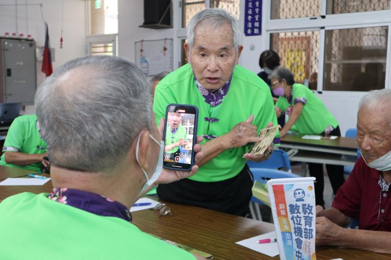 長輩互相協助，透過錄影及口述方式記錄下老照片背後的故事。