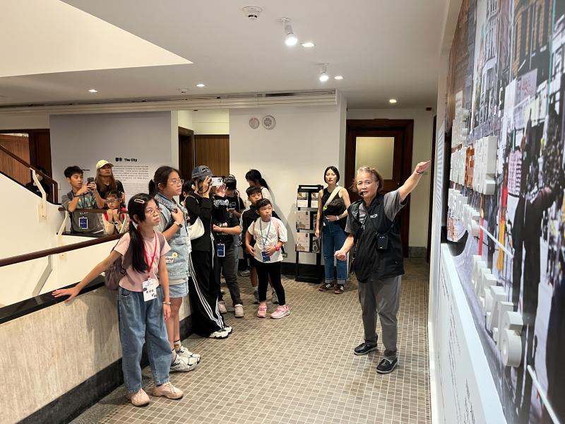 活動帶領小朋友們一起到國家攝影文化中心參訪，聆聽展場志工解說