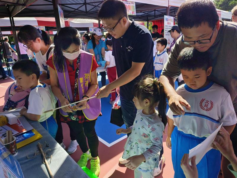 許多家長陪同子女一同進行闖關活動，活動非常熱鬧