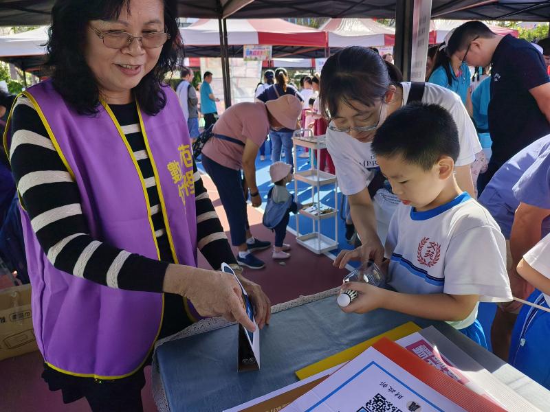 在答題完成後，使用彈弓象徵性地擊倒代表詐騙集團的標靶，寓意成功打擊詐騙