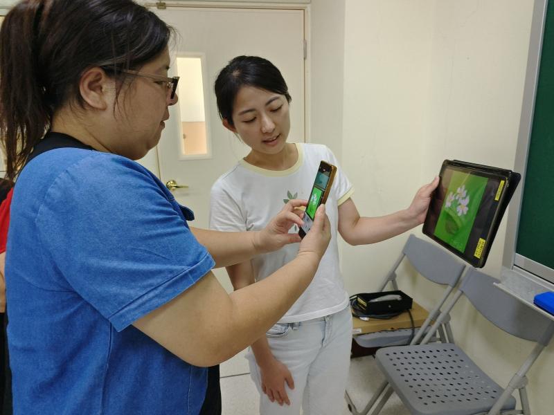 學員互助合作,共同討論參與製作數位媒體情形。