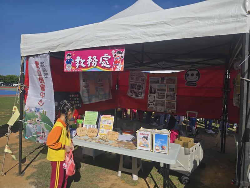 我們學校的學生對我們攤位的展示品充滿好奇!睜大眼睛仔細地觀看