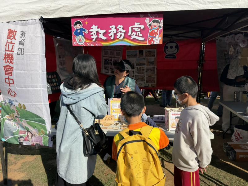 家長帶著小孩靠近攤位,仔細詢問我們的開課訊息  我們也一併推廣防詐訊息跟中華網安助手