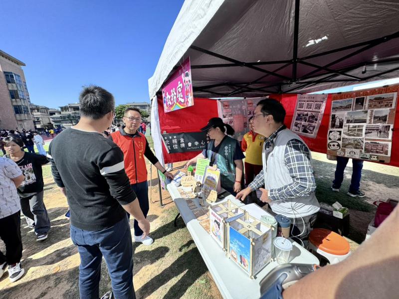 我們家校長和教務主任也來到了我們的攤位,一起介紹手機防護跟預防詐騙 