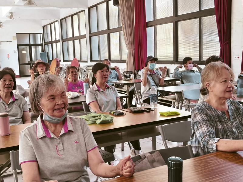 宣導活動中帶著長輩使用、搜尋運動養生資訊，這樣他們在家也能自己運動。