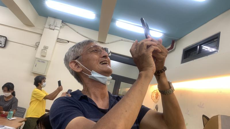 民眾透過手機掃描VR360平台QRCODE 觀賞成果作品