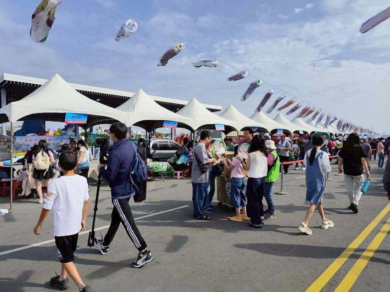 隨風飄揚的彩繪魚旗這些魚旗色彩繽紛,讓所有到場的民眾都深深為之吸引
