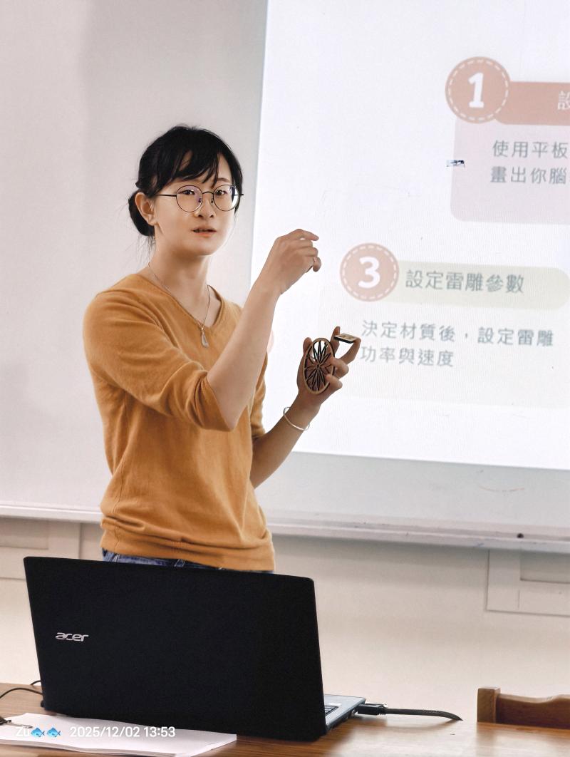 向學員講解雷雕的原理。