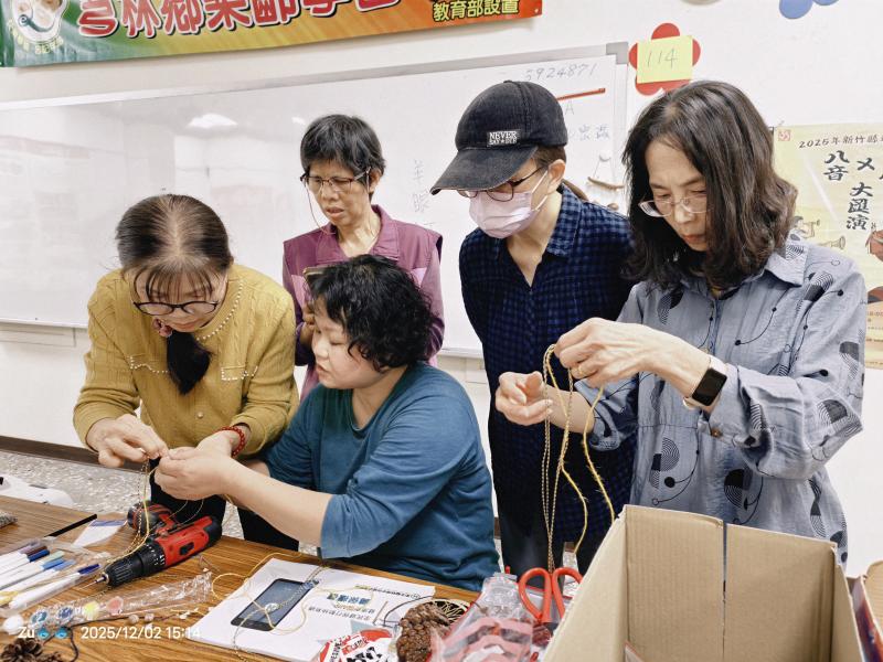 樂齡學習中心執行人員徐梅芳，教學員打繩結。