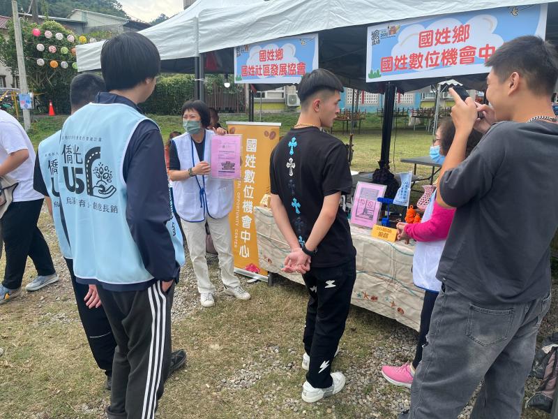 此圖示操作步驟與注意事項,掃描QR Code即可開啟詳細導覽,並提供語音與字幕輔助,方便長者與親子共同體驗。