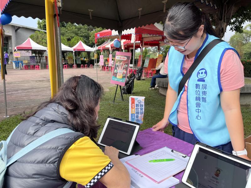 透過平板電腦引導民眾使用客語線上自學