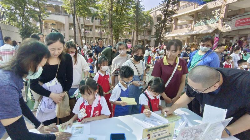 九曲國小校慶園遊會暨水資源宣導活動以「水資源教育」與「普發現金防詐」為主題，透過趣味問答，讓大小朋友在輕鬆的闖關過程中學習實用的生活知識。