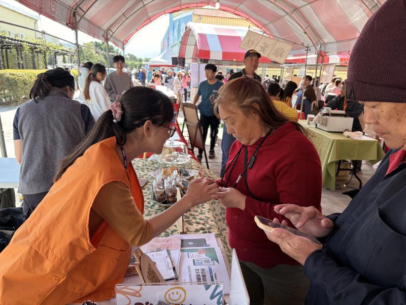 執秘仔細為民眾講解申請流程。