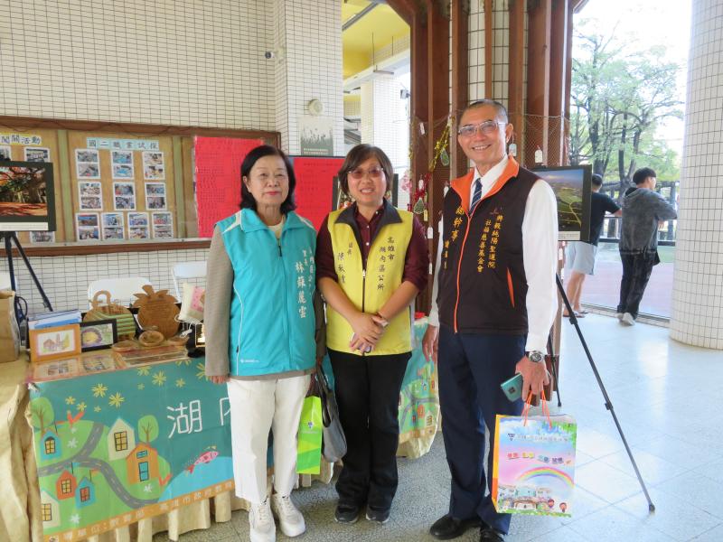 湖內區區長與湖內數位機會中心學員的作品合照