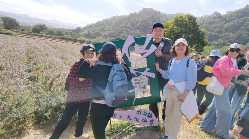 走讀仙草一分田，欣賞仙草花及附近山警，並介紹這塊友善田地