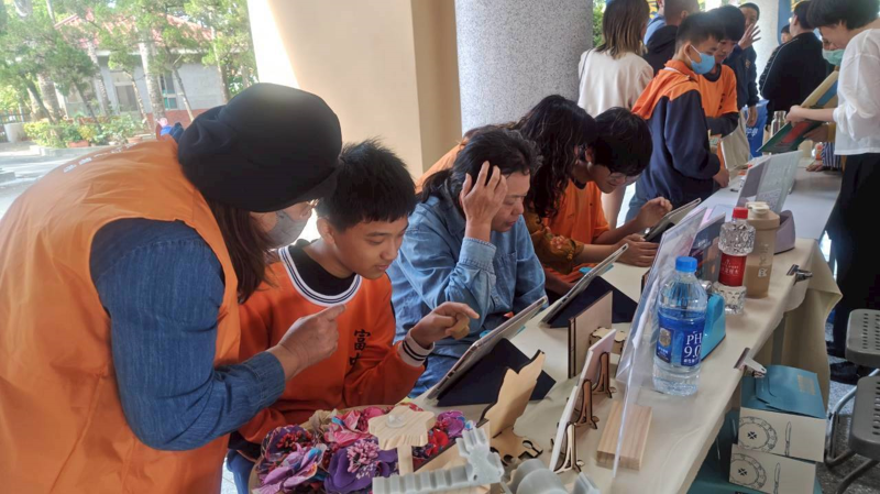 活動現場進行數位客語闖通關