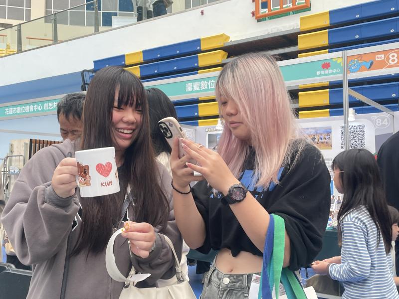 民眾開心做好馬克杯