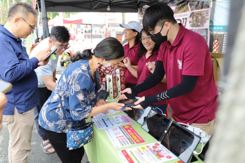 民眾現場詢問電子支付的操作使用、並了解DOC年度特色成果的數位電子書及360影片，及相關課程諮詢與資訊說明