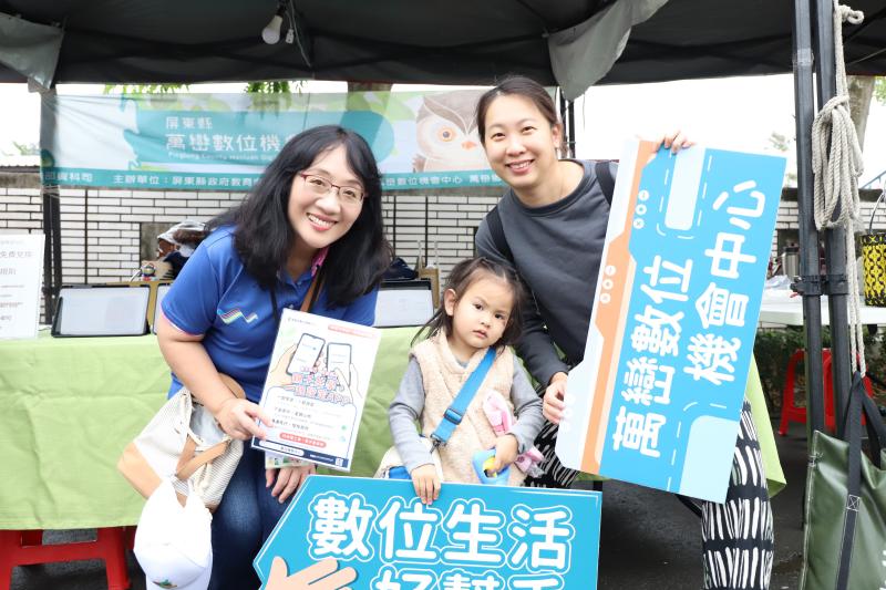 現場說明並提供Google Family Link操作流程，讓民眾了解操作使用對孩子於數位習慣上是一個良好的互相模式