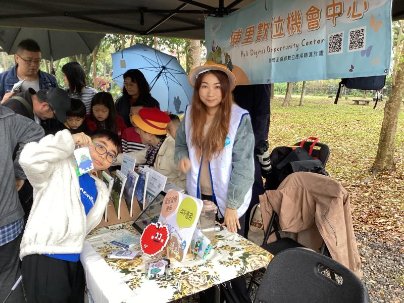 埔里DOC志工親切地與闖關民眾互動。