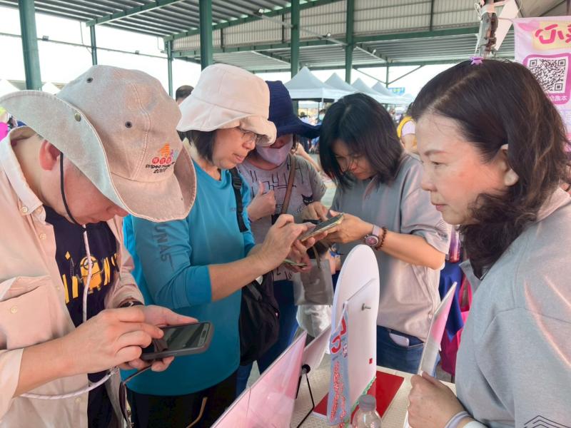 鄉親在輕鬆參與活動的同時，也能認識數位工具帶來的便利