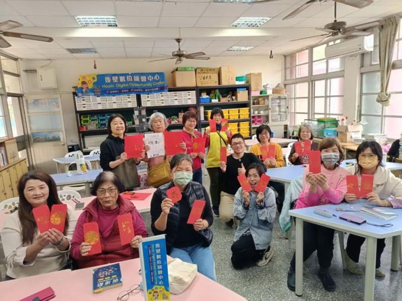 大家一起製作紅包袋